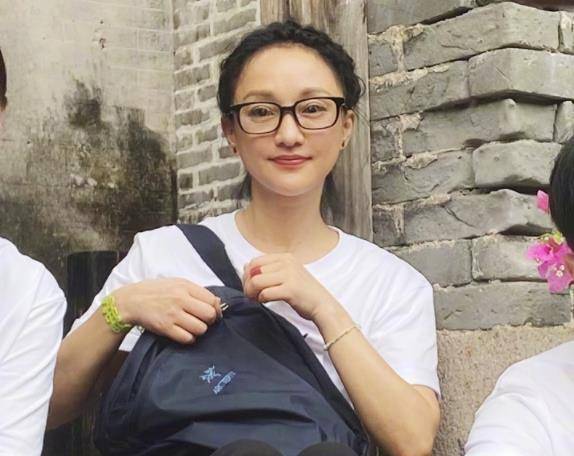 原创李沁做采访稳居c位同框45岁周迅生图曝光才知啥是不老脸