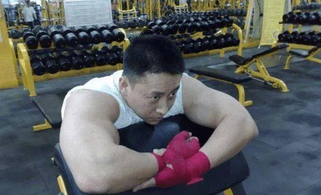 中国保镖李旭:一人可敌30人,曾贴身保护巴菲特,时薪28万_醉汉_训练