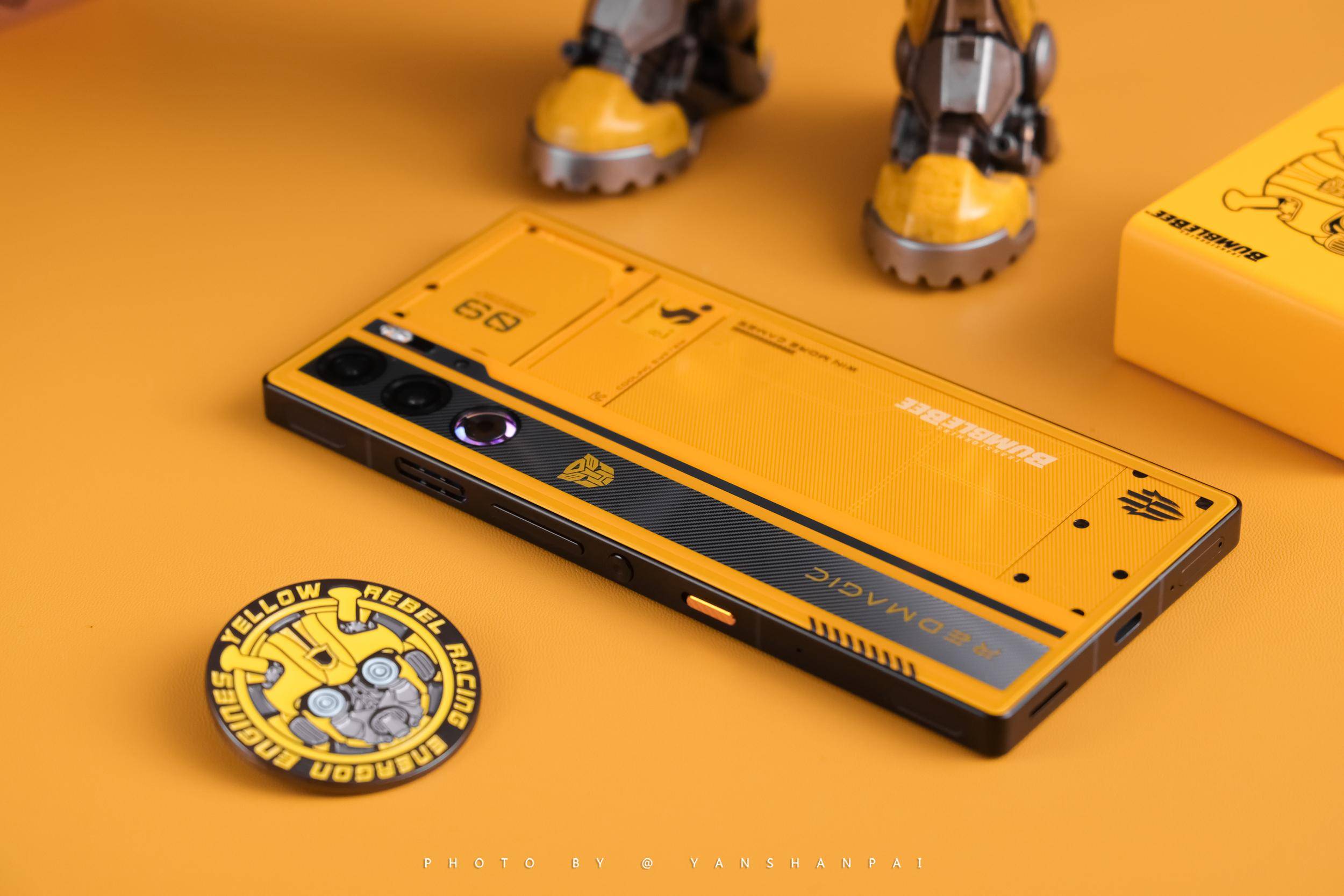 原创红魔9pro大黄蜂限量典藏版上手这变形金刚元素太满了