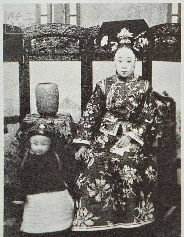 原创溥仪回忆乳母体貌端正奶汁稠厚清朝皇室乳母到底是啥角色