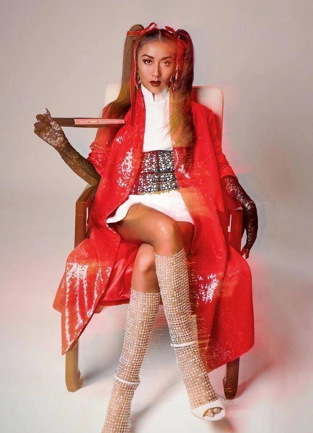 原创31岁吉克隽逸不输时尚界陈志朋,短裙外搭红外套,双马尾太拉风_造