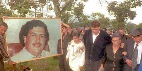 甚至一夜烧了500万美金,只为给女儿取暖,虽然巴勃罗情妇较多,但他从来