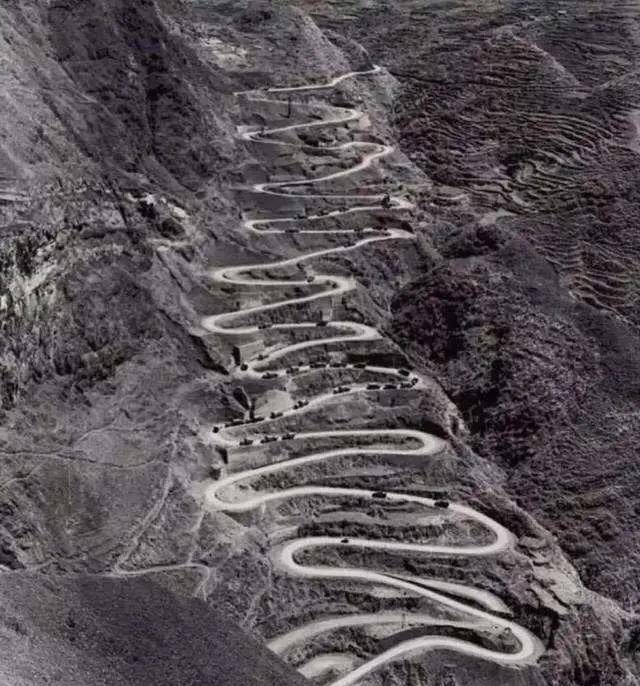 公路又窄又陡,旁边就是悬崖,看不到底.