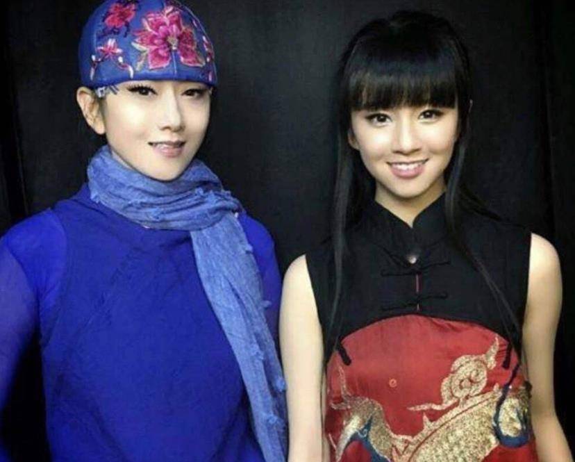 而她也没有"辜负"杨丽萍的栽培,14岁就登上了舞台化身为"时间使者",没