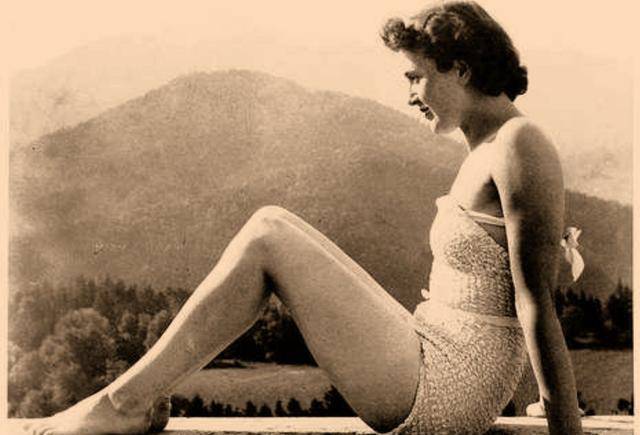 和新娘双双自杀;一星期后,一个帝国随之灭亡_希特勒_爱娃伯劳恩_因为