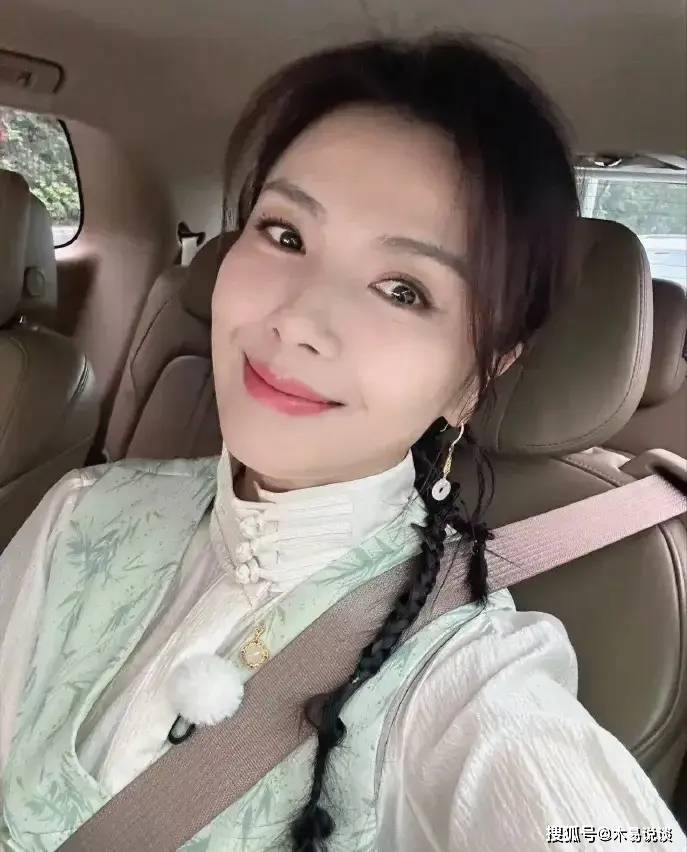 原创刘涛现身录制跑男现场生图曝光开心对粉丝比耶心情大好