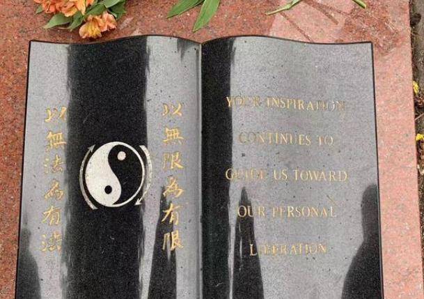 美国西雅图李小龙的墓地:儿子陪伴在旁边,墓碑前12个字令人沉思