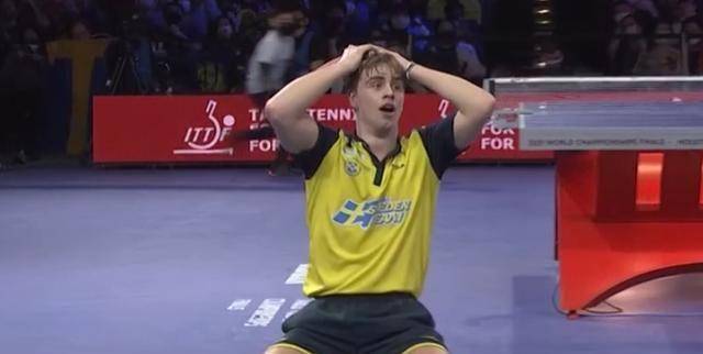 赛后的莫雷加德跪地抱头庆祝,一脸的不敢相信.