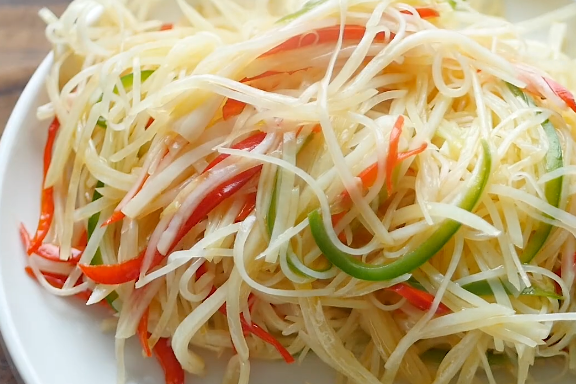 炒了20年酸辣土豆丝,才知道要倒3次醋,难怪之前炒的不脆还不香_小火_