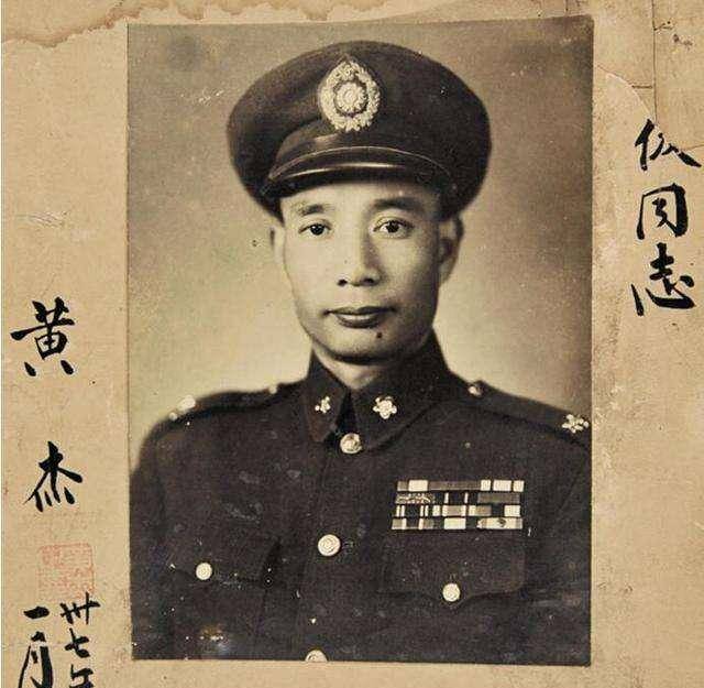 黄埔学生站岗,故意捏个东西,蒋氏大为感动,从此平步青云_蒋某人_黄杰