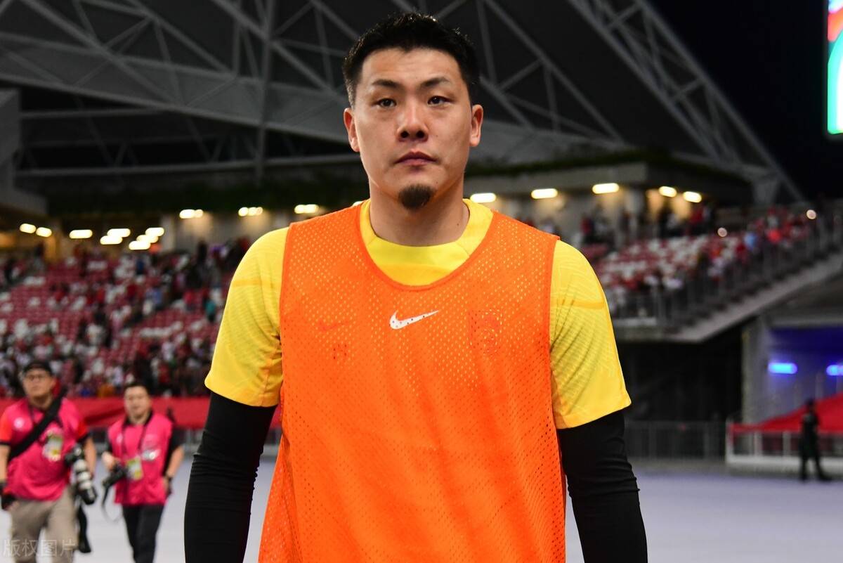 同样是为国足首发!王大雷却能赢得全场球迷欢呼,颜骏凌直言羡慕