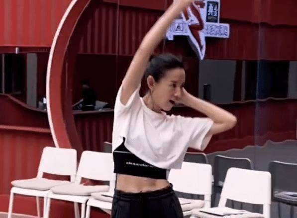 原创董洁在舞蹈室练习不化妆梳马尾像20岁小女生马甲线太亮眼