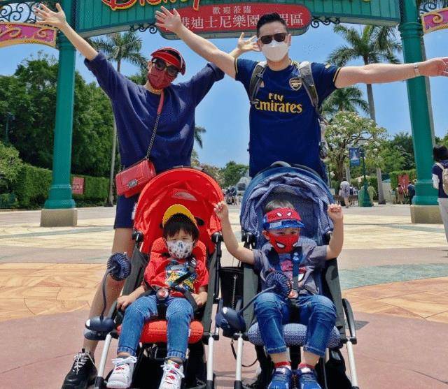 戴婚戒秀恩爱,4岁儿子又帅又萌,坐在婴儿车里睡着了_婆婆_老公_孩子