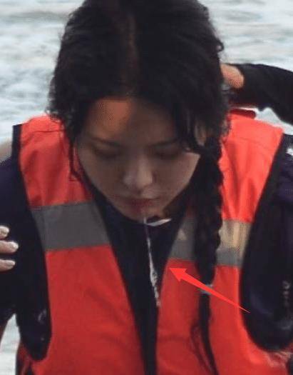 原创杨超越又被拍吐痰素质堪忧本人晒照片回应13字配文暴露情商