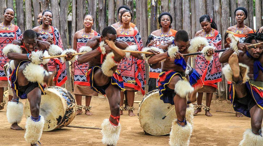 非洲国王每年把传统节日芦苇节搞成选妃节用十几头牛选少女王妃