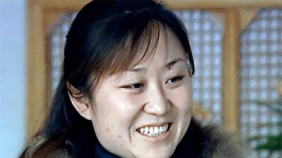 在绝望之际,大儿媳张艳霞发现自己的血型与公公相符,不顾所有人的反对