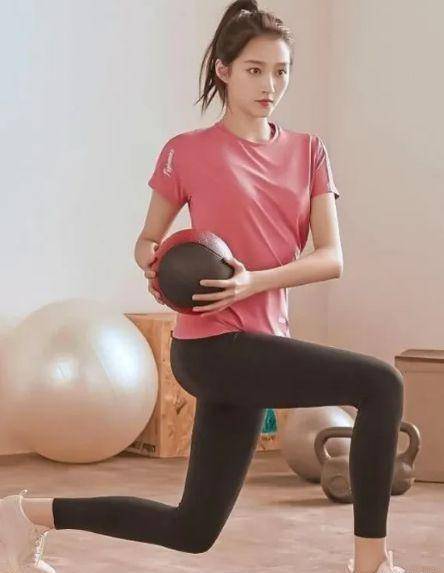 关晓彤的蜜桃臀火了练瑜伽照片被粉丝疯传鹿晗评论区沦陷