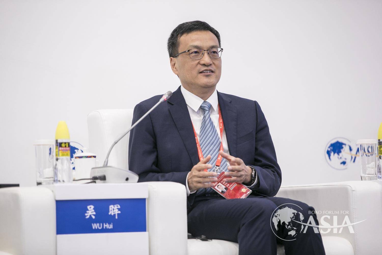 吴晖未来终端大模型个人数据跑起来后孩子不再跟猫狗玩而是抱着手机问