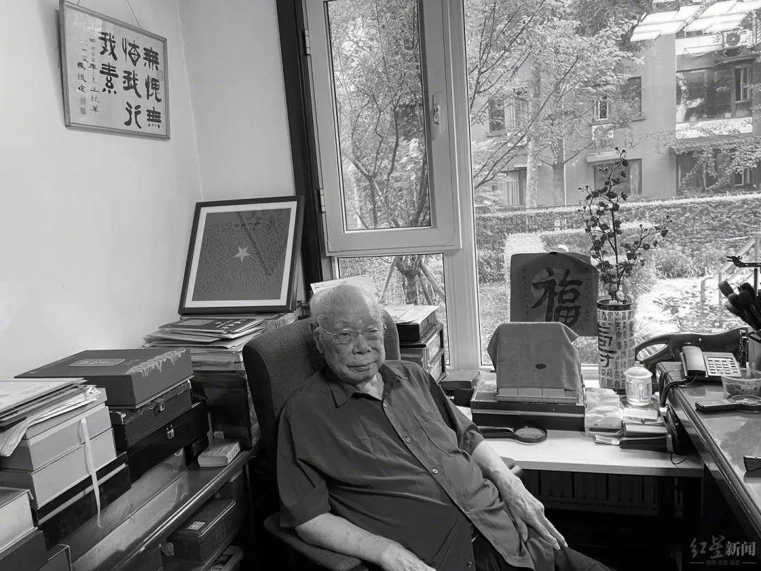 马识途与巴金,张秀熟,沙汀,艾芜并称"蜀中五老",其早期小说《夜谭十记