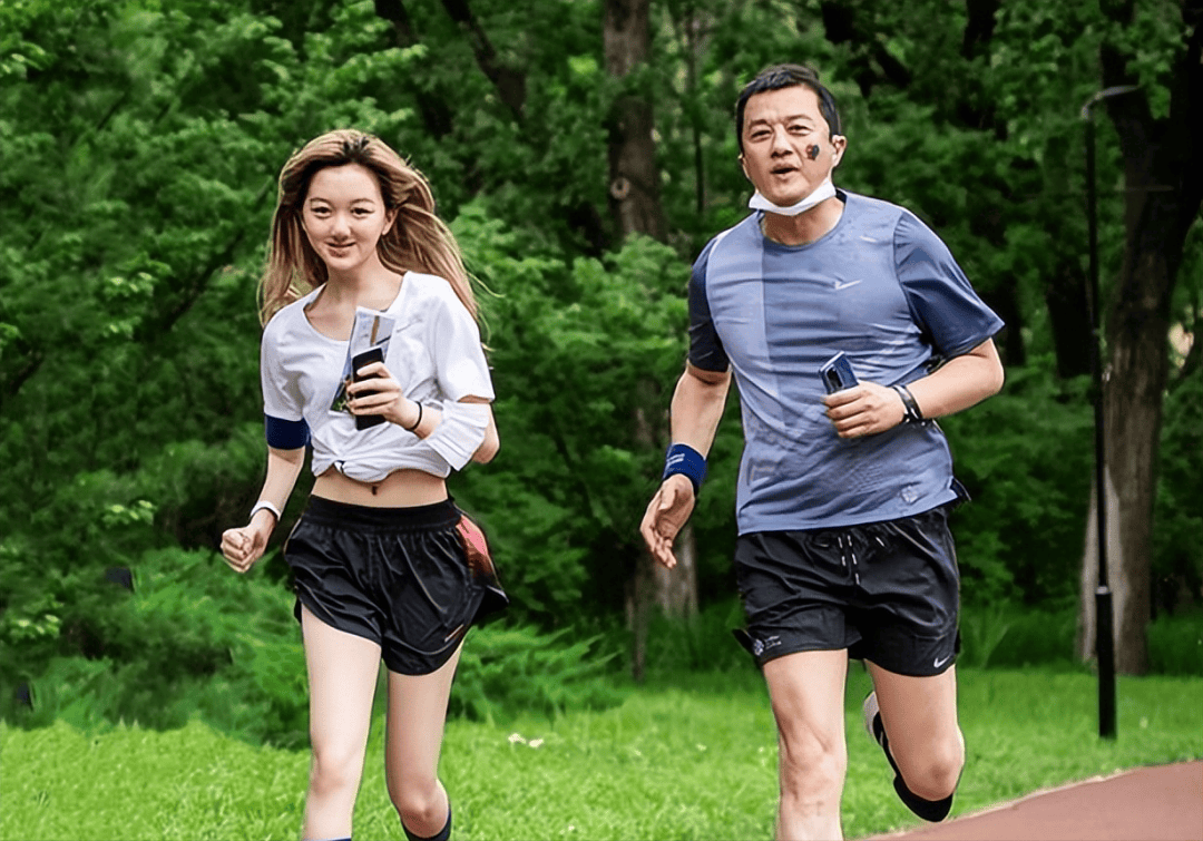 17岁李嫣兔唇消失长变样了,浓妆墨镜穿皮草,侧脸也太像王菲了_李亚鹏