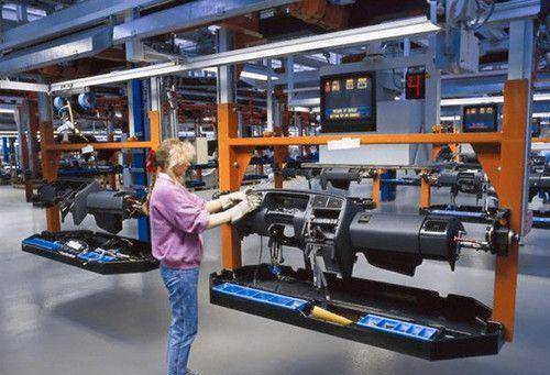 目前,德国国内从事工业产业的总人口达到了833.