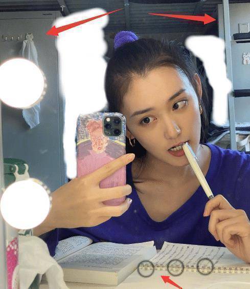 原创蒋依依在学校晒太阳梳高马尾发量有点少同学视角比v甜美十足