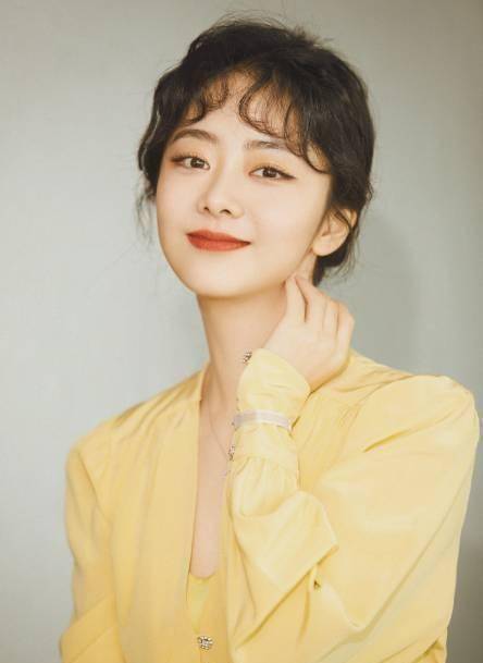 原创30岁的谭松韵超会穿鹅黄色法式长裙温柔气息尽显像个高中生