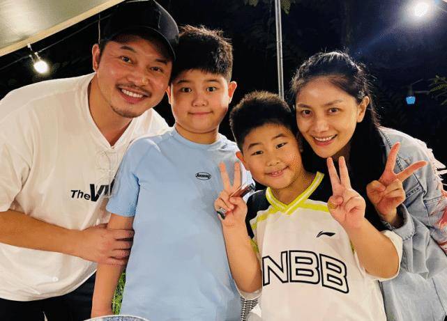 原创沙溢为胡可庆生两个儿子画贺卡超暖心10岁安吉包子脸比爸爸还显胖