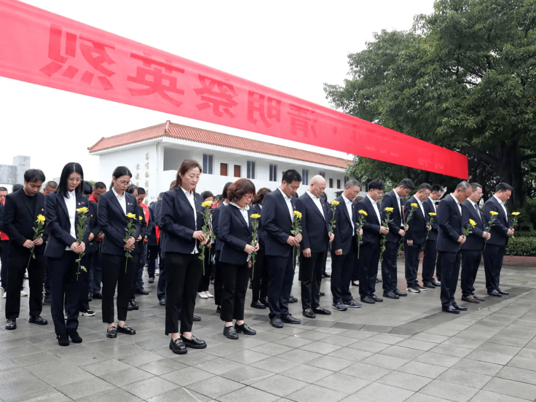 新都区烈士陵园内苍松翠柏,庄严肃穆