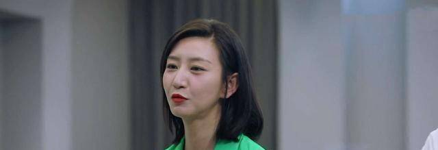 当张月走向s级座位时,已经坐在b级的唐一菲和马苏不禁向她投去目光.