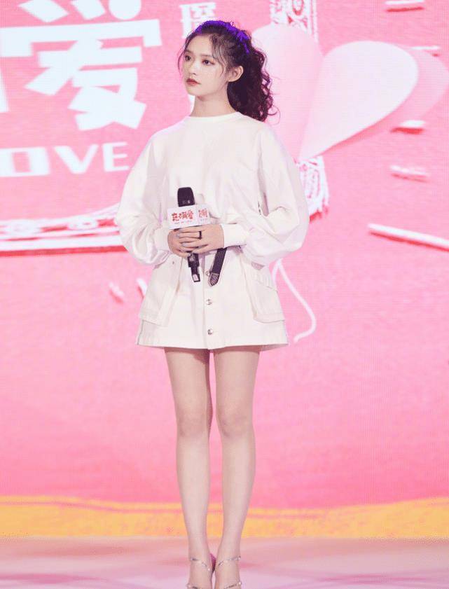 原创林允首次穿光腿神器本以为会很俗气却穿出比竹竿还细的腿