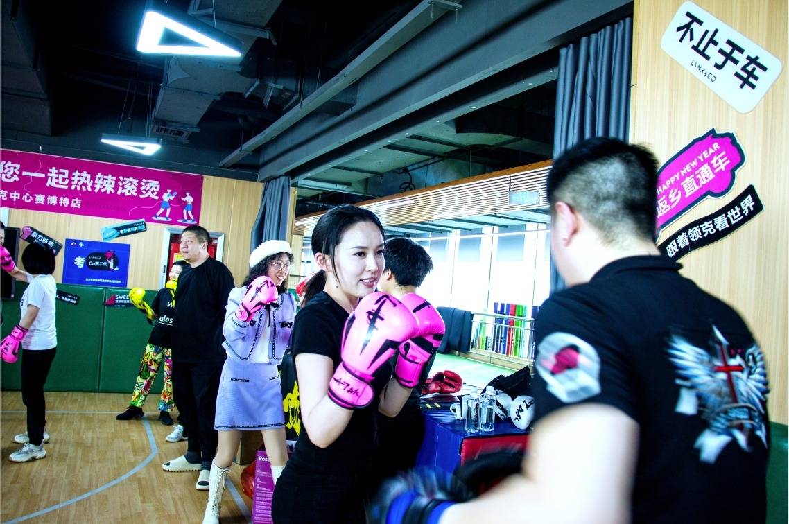 编辑编辑当一次拳击女孩/男孩带上拳击手套一起走进健身馆体验拳击