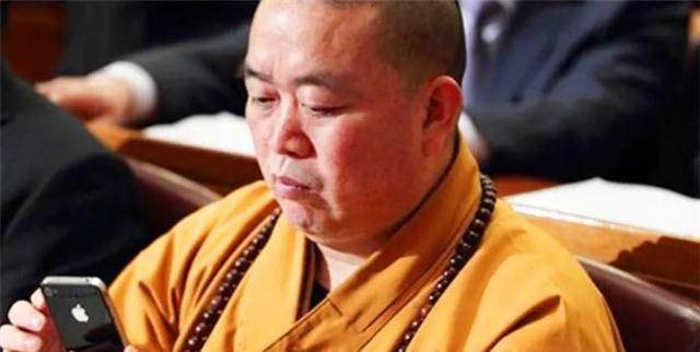 原创释永信的袈裟究竟有多奢华配钩用18k金玉环由上等翡翠打造