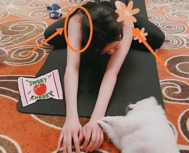 关晓彤在社交平台上发布了她今天的健身照片,并鼓励大家一起减肥,她在