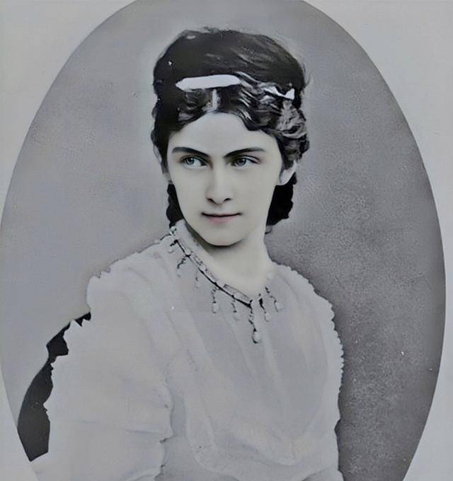 上有公爵父亲,公主母亲的疼爱,下有四位姐姐的宠爱.