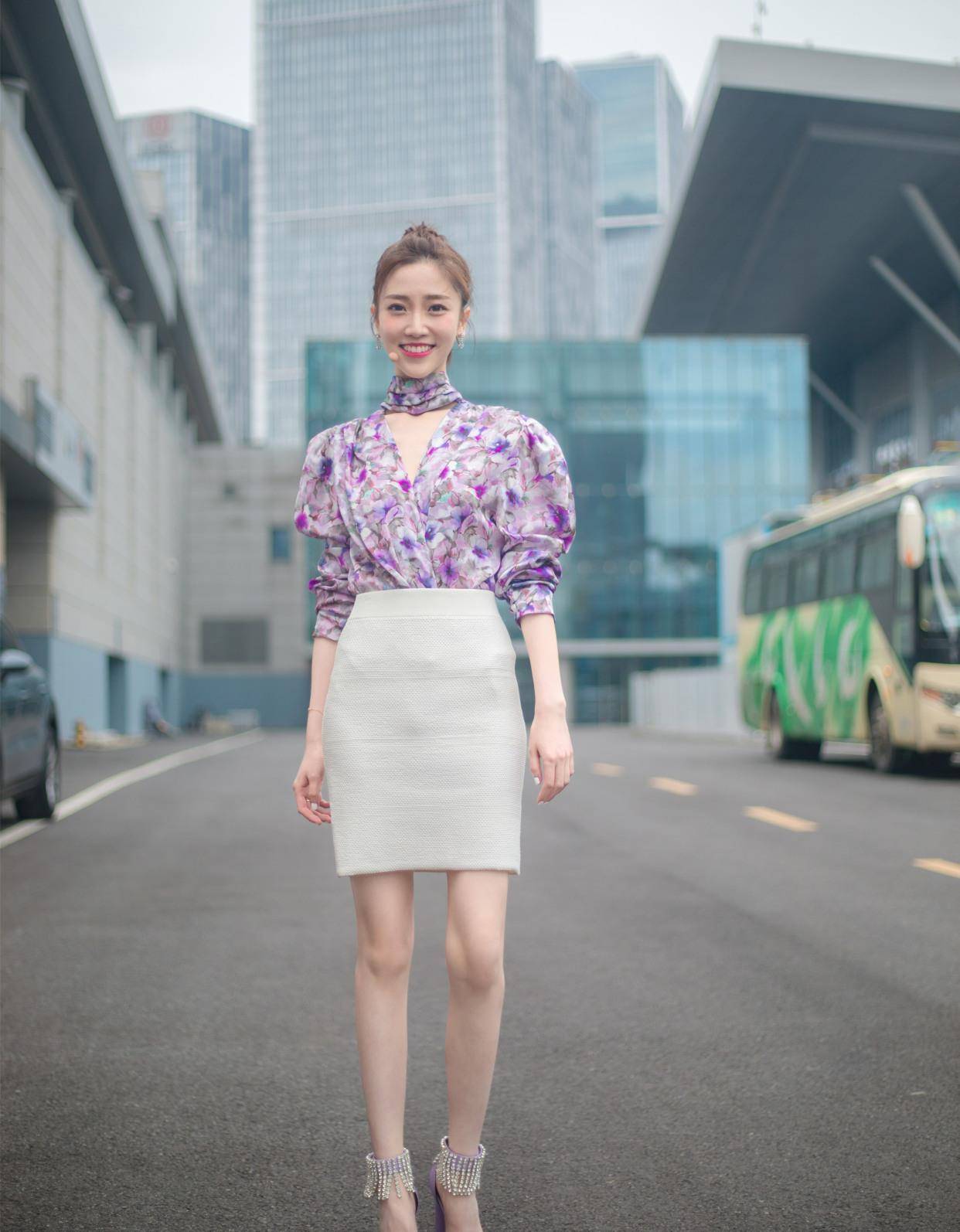 张纯烨才是真腿精一袭红裙登台大气高级这身材主持人里少见