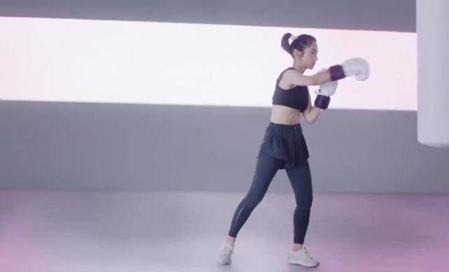 原创张子枫高考后开始减肥近照曝光我酸了18岁就有马甲线