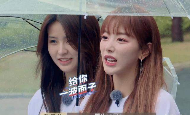 更加的休闲,可是只有孔雪儿的上衣是向上卷的,而且还露出了自己的腹肌