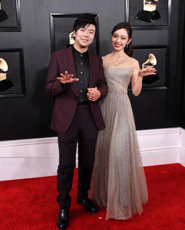 原创吉娜终于放弃针织衫当她穿上钻石裙后这腰被上帝吻过吧