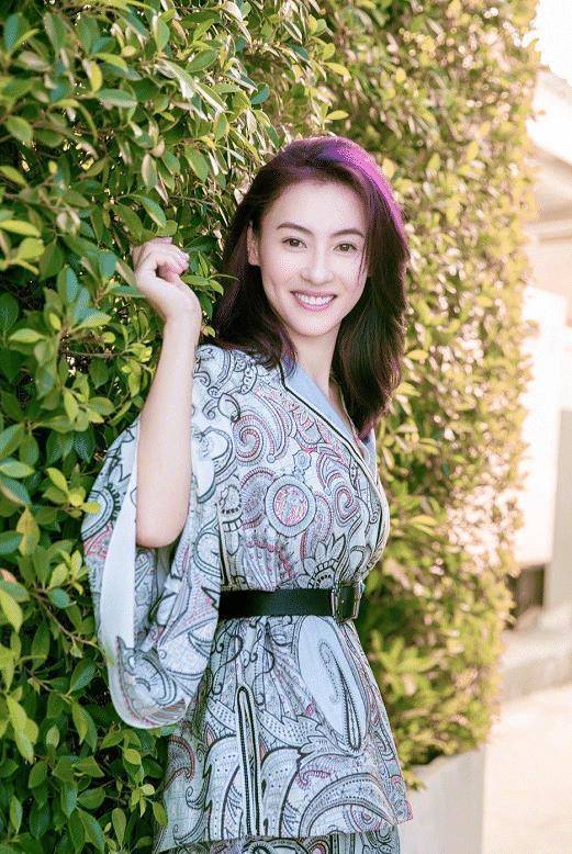 明明到了大妈年纪,不服输的张柏芝是真的不显老,身穿复古长袍亮相