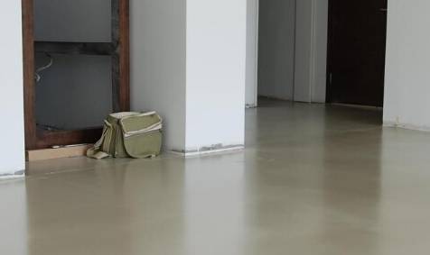 如今都流行全屋铺水泥,美观又省钱_装修_自流平_地面