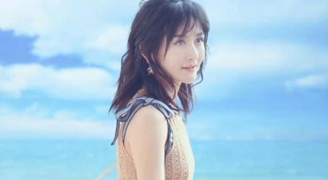 原创38岁谢娜海边拍杂志穿修身裙线条优越这纸片腰认真的