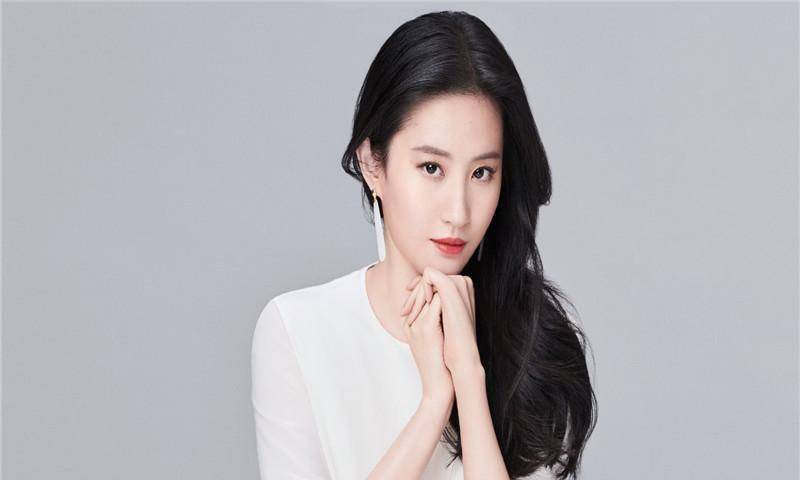 原创刘亦菲臭美被拍自嘲台前幕后状态满分皮肤细腻令人羡慕