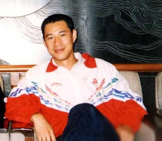 原创成龙断崖式衰老现老年斑张丰毅高压锻炼肌肉健硕居然是同龄人