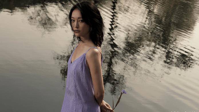 周迅18岁就贡献艺术了人体画被公开拍卖总价格高达上千万