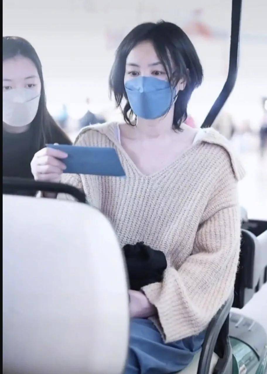 6754岁王菲现状和女儿机场被偶遇素颜穿麻花毛衣看着像30岁