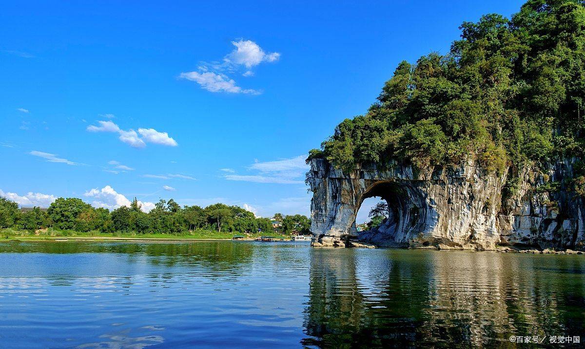 游上午:从桂林市区出发,乘坐游船游览漓江风光,欣赏沿途的山水美景
