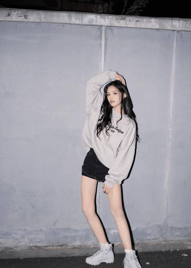 原创林允的直女坐火了双腿呈倒l型一般人模仿不来