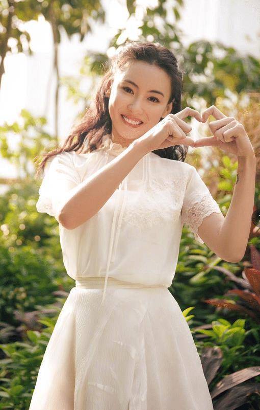 离婚后的张柏芝还不服输?40岁染紫发披睡袍,活得不像三孩子的妈_状态_