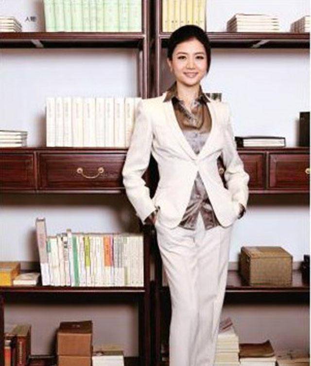 被马云亲自请出山的女人;身价过百亿,被问起感情:很忙,没时间_李颖